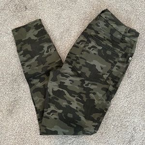 Good American Good Waist Camo skinny jeans. Women’s 31/12